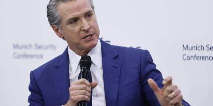 Newsom urge a aliados europeos: Trump es pasajero