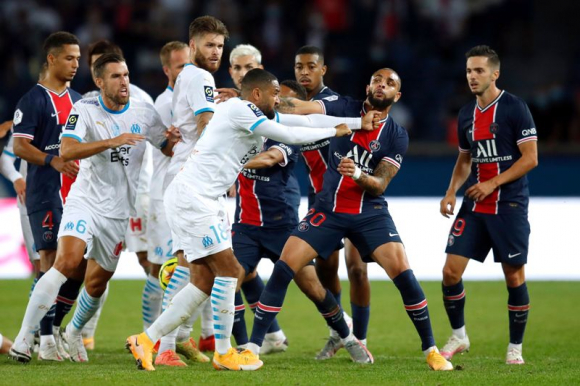 PSG perdió ante Marsella en un partido con cinco expulsados y pelea incluida