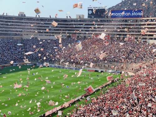 ¿Cuáles son los estadios de fútbol más populares de Perú?