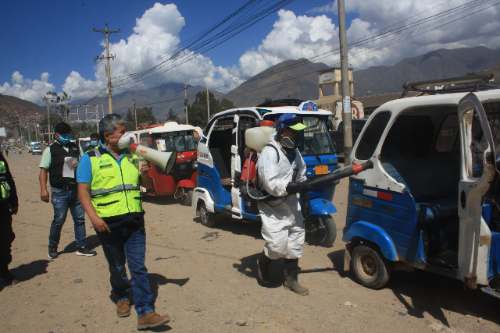 Desinfectan vehículos de servicio público en Amarilis