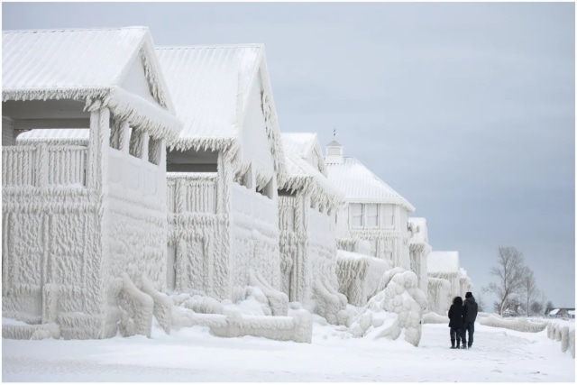 Casas se cubren de hielo tras tormenta invernal en Canadá