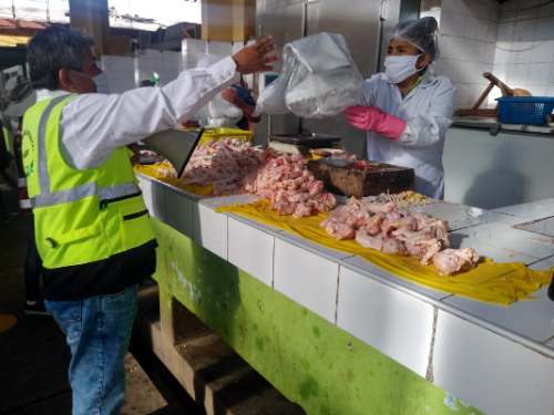 Entregan kit de implementos de seguridad a comerciantes de Paucarbamba