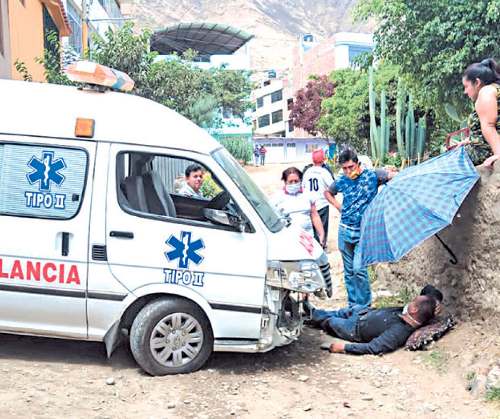 Ambulancia causó daños a vivienda de madre de familia