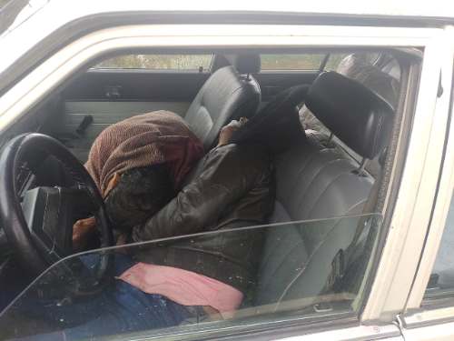 Dos personas fueron encontradas muertas dentro de un vehículo