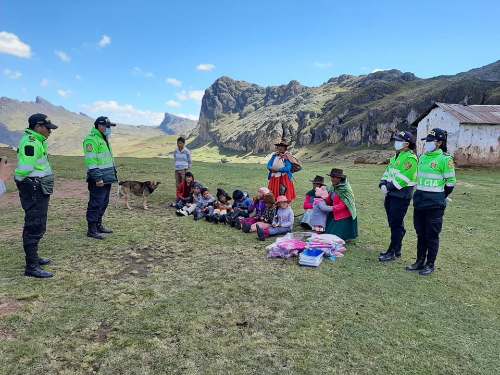Policías de Margos donan cuadernos y mochilas a escolares de cinco caseríos