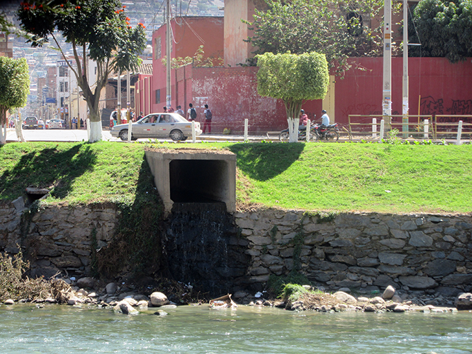 Drenaje pluvial sigue  vertiendo agua al río Huallaga
