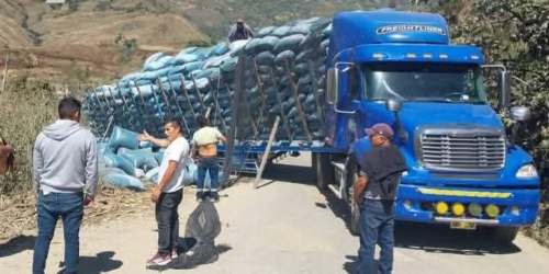 Tráiler cargado de abono se vuelca en curva peligrosa de Pavina
