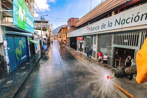 Desinfectan calles de Huánuco para reducir contagio de COVID-19