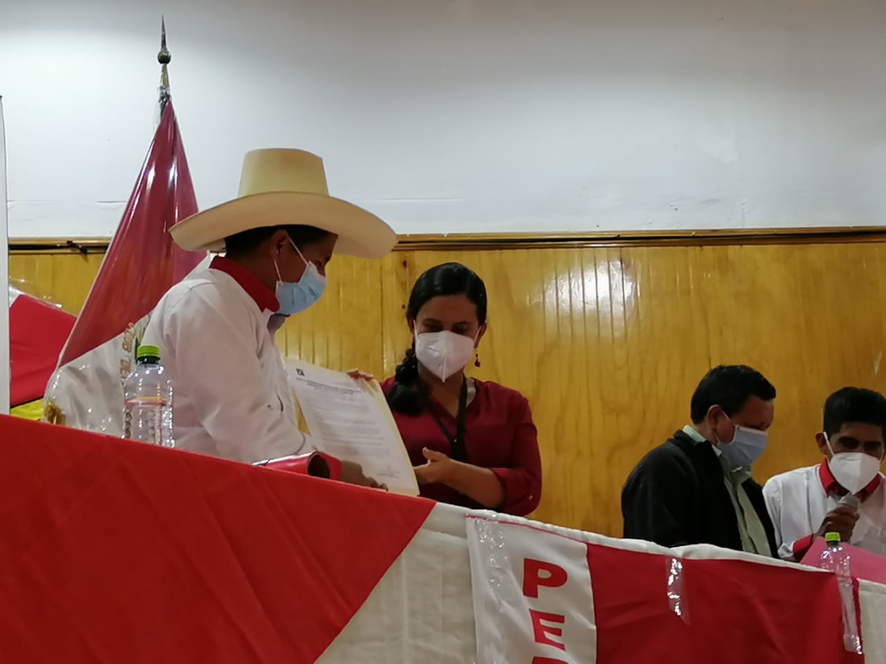 Mendoza oficializa su apoyo a Castillo en segunda vuelta