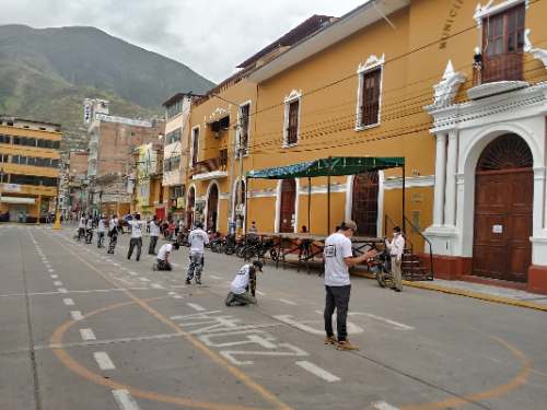 Jóvenes evangélicos oran arrodillados en la Plaza Mayor de Huánuco por el covid-19
