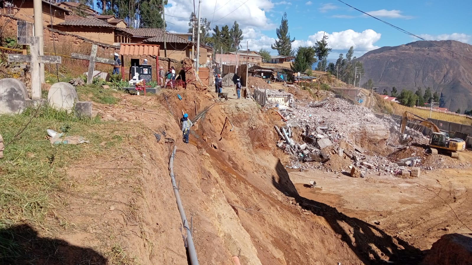 Obras en Huacaybamba: Denuncias por presunta profanación de tumbas y afectación de servicios