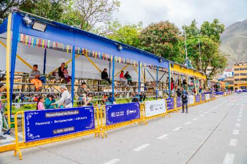 Plaza de Armas sigue ocupada por graderías y andamios: vecinos denuncian abandono municipal