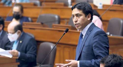 Supenden por 120 días a congresista Fredy Díaz acusado de violación