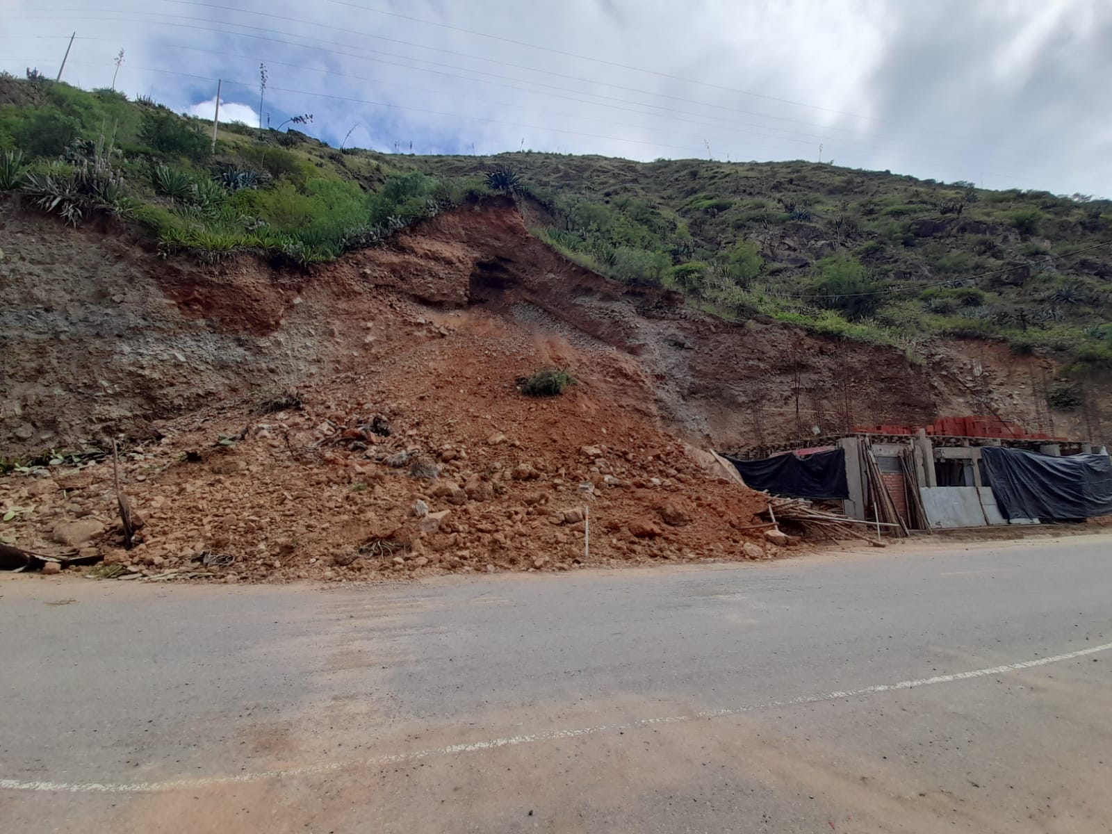 Excavación de talud del canal de conducción pone en riesgo el abastecimiento de agua a Huánuco