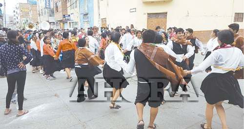Su majestad Don Calixto preside carnaval de Huánuco