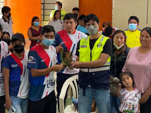 Autoridades condecoraron a campeones de fútbol de Amarilis