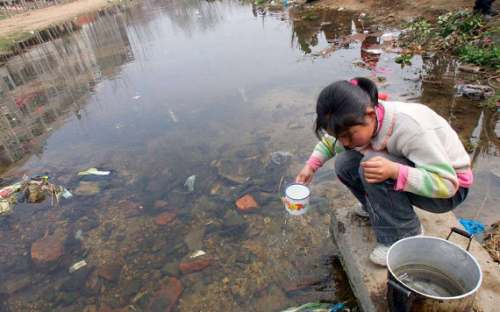Vecinos de La Esperanza consumen agua contaminada por culpa de obra paralizada