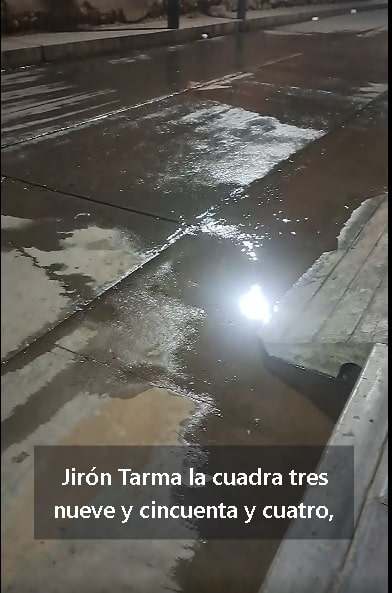 Fuga de agua en el jirón Tarma vuelve a reactivar alertas por tuberías antiguas