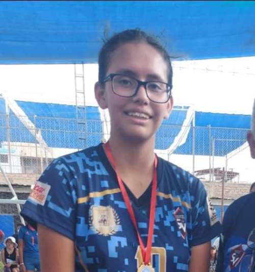 Huanuqueña destaca en torneo nacional de voleibol