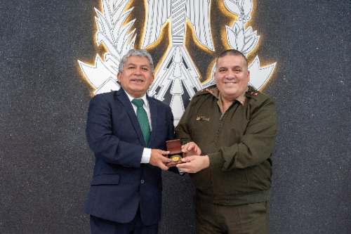 Ejército reconoce a gobernador de Huánuco por colaboración institucional