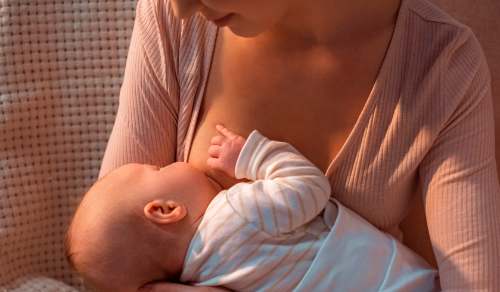 Leche materna de mujeres infectadas o vacunadas tiene anticuerpos contra la COVID-19