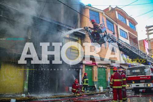 Voraz incendio por corto circuito en galerías