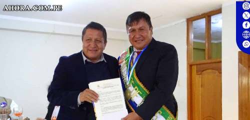 Reconocimiento a director de UGEL en aniversario de Yacus