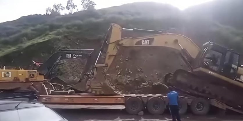 Tráiler con maquinaria pesada cae a un abismo en la ruta Pariamarca–Canta