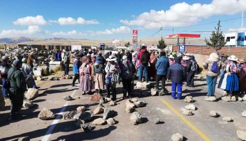 Bloquean carretera Puno - Juliaca por paro de 48 horas