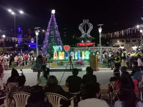 Municipalidad Distrital de Amarilis enciende árbol navideño