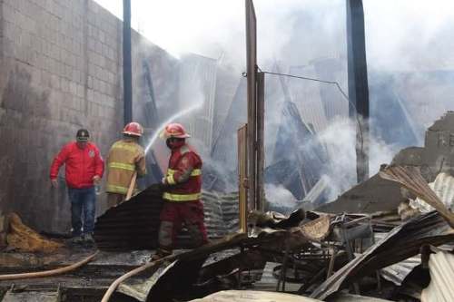 Incendio de almacén generó caos y perjudicó redes de telefonía