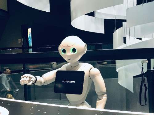 Robot escribe artículo de opinión y causa furor en redes sociales