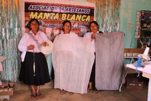La manta Blanca ultra fina, tradición ancestral preservada por mujeres