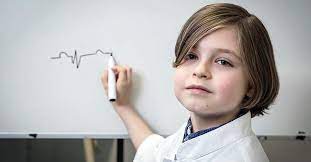 Niño prodigio de 11 años se graduó con honores de universidad