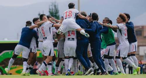 La formación de Alianza Lima frente a 2 de Mayo: un movimiento crucial en la medular.