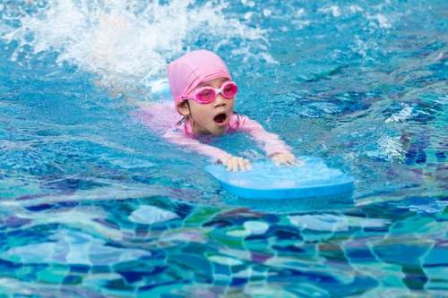 Carlos Chávez dará clases de natación