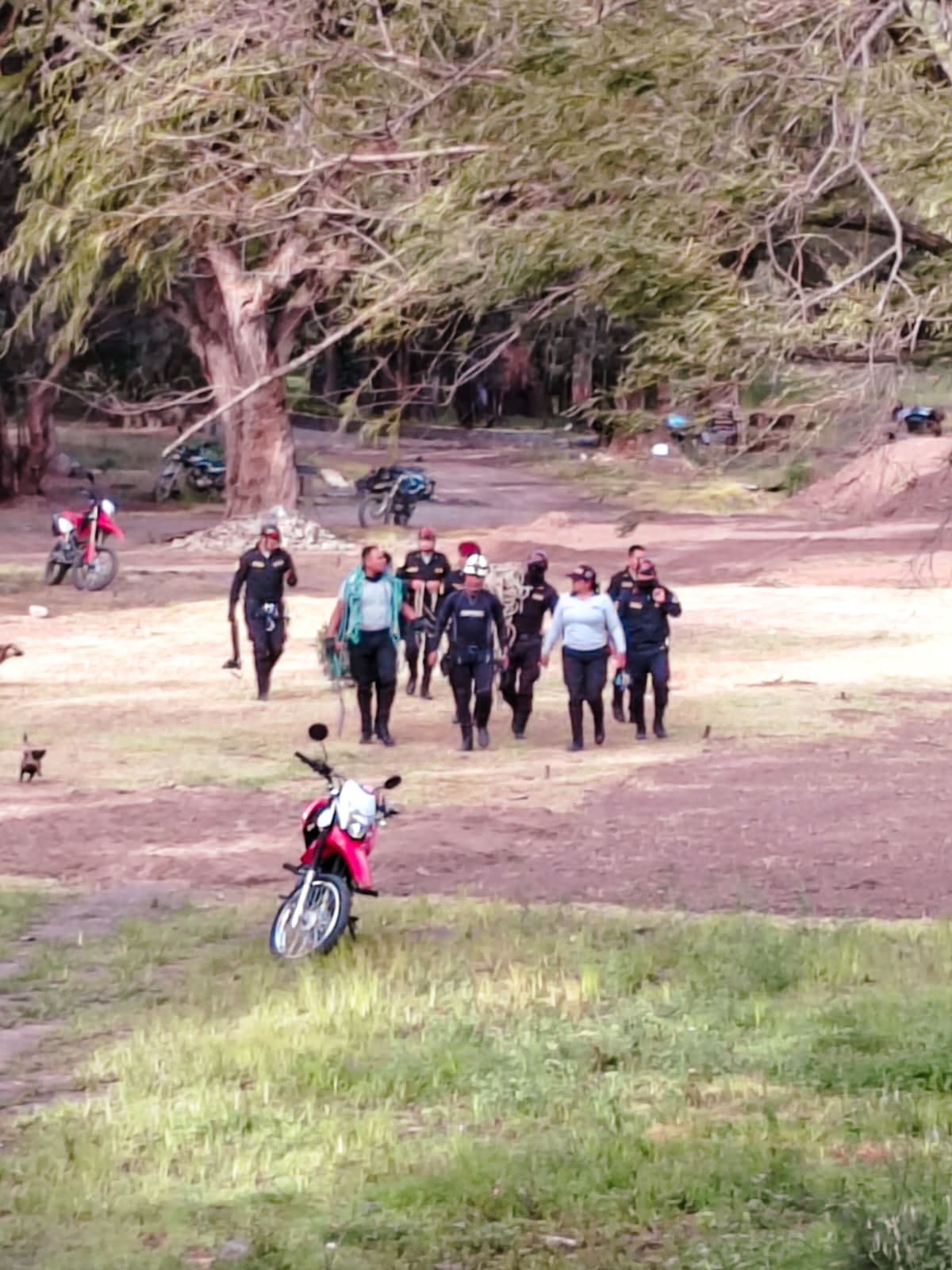 Agente de Escuadrón de Emergencia fue arrastrado por la corriente mientras intentaba recuperar el cuerpo