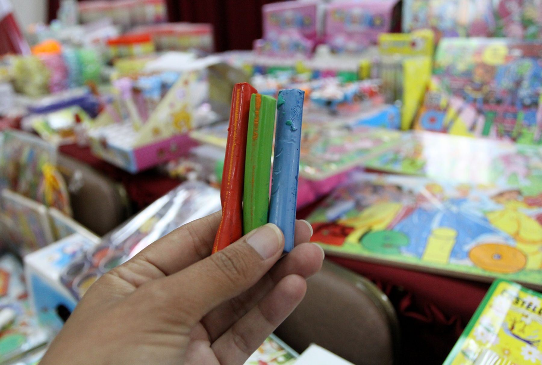 Huánuco: Fiscalizan caducidad y registro sanitario de útiles escolares en comercios y galerías