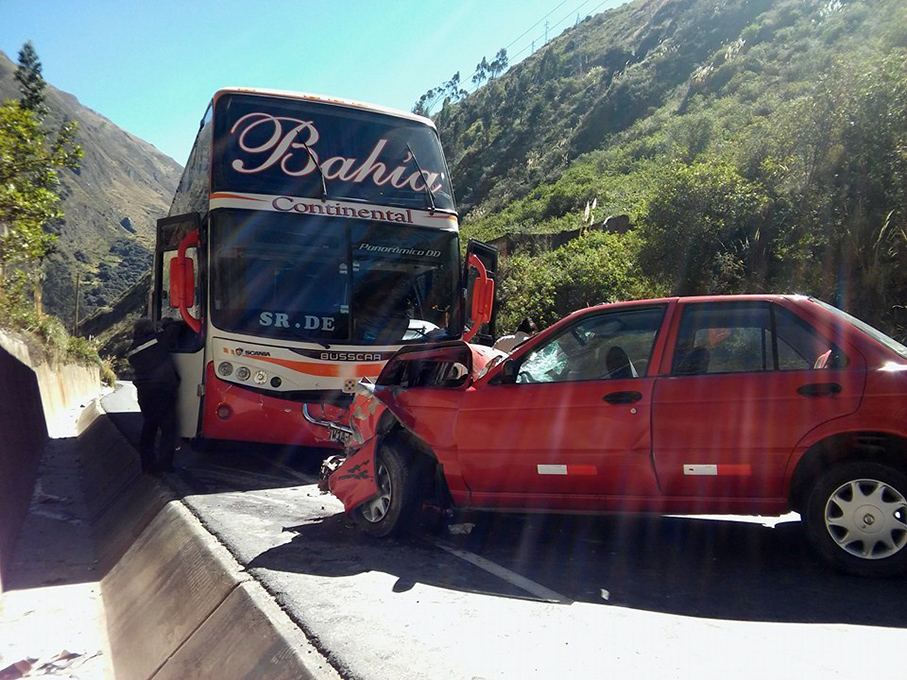 Cinco heridos en choque de automóvil y bus