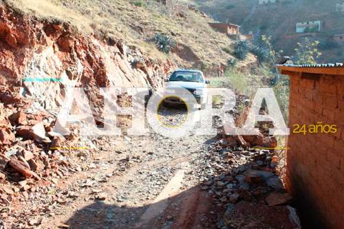 Tapan canal de coronación del drenaje para construir vía