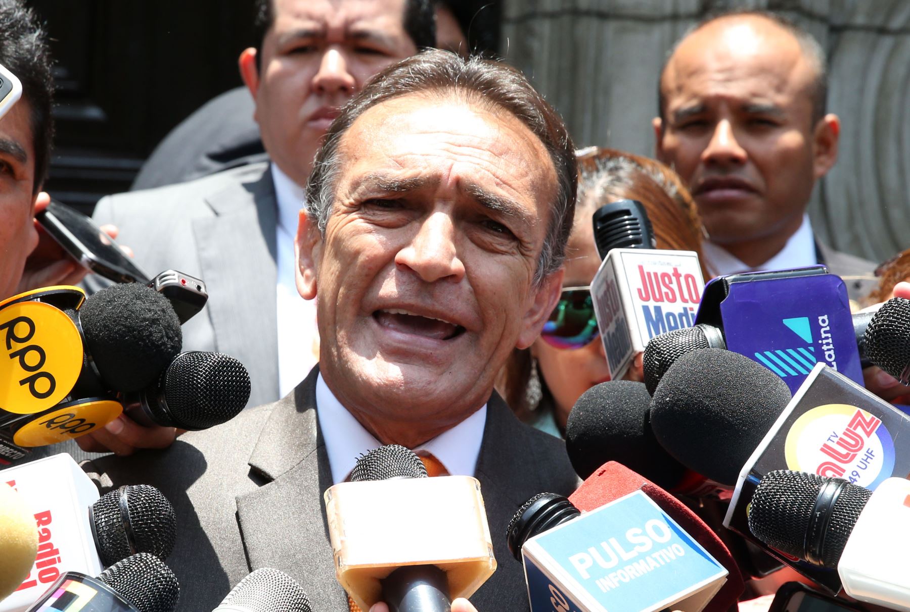 Declaran procedente denuncia constitucional contra Héctor Becerril
