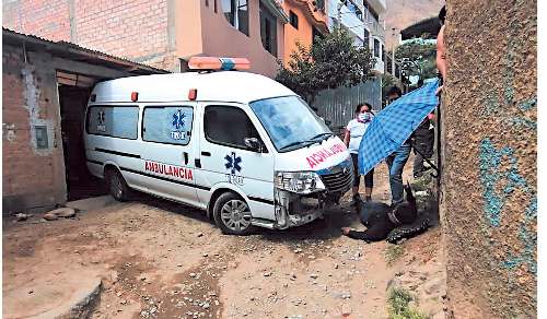 Ambulancia sufre desperfecto mecánico y embiste a poblador