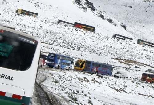 Congestión vehicular en Ticlio por nevada e invasión de carriles