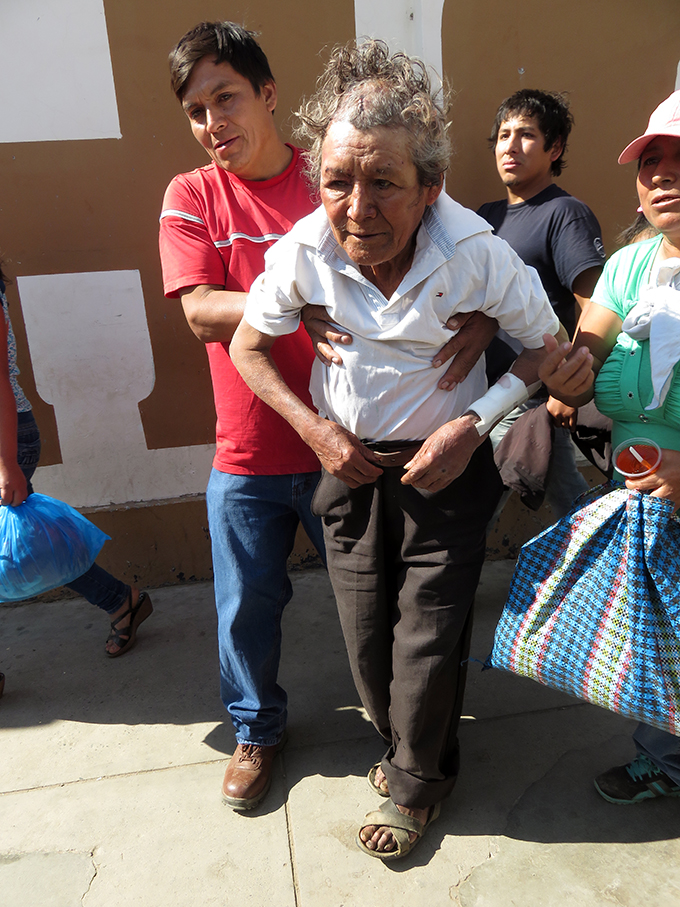 Golpean salvajemente a anciano para robarle dinero