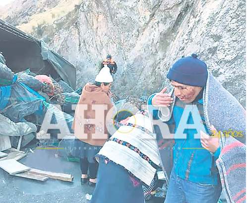 Tres heridos en volcadura de camión cargado de papas