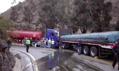 Choque entre tráiler y cisterna cerro Carretera Central por 3 horas