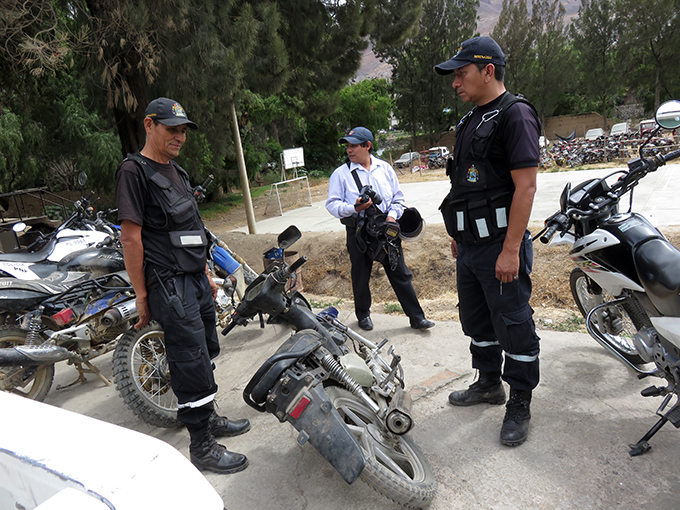 Arrestan a sujetos que  desmantelaban motocicleta