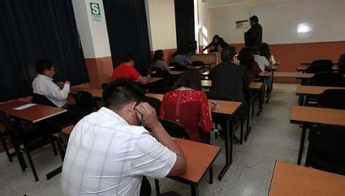 Proyecto de ley que busca reponer a 14 mil docentes desaprobados será evaluado nuevamente en el Congreso