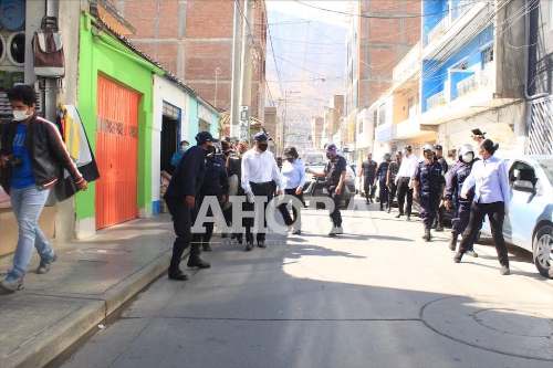 PNP desaloja a ambulantes de las adyacencias del Mercado Modelo