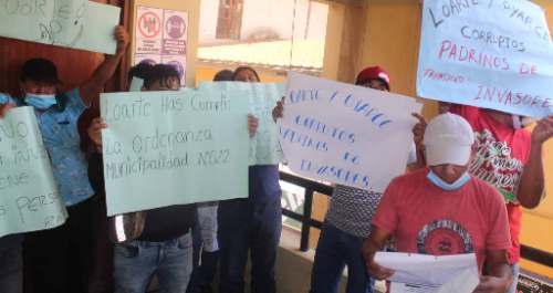 Colectiveros acusan a gerente de Transporte de apoyar paraderos informales